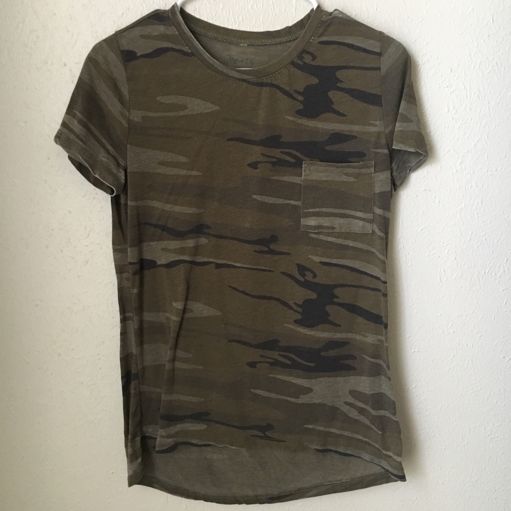Camo tee with front pocket